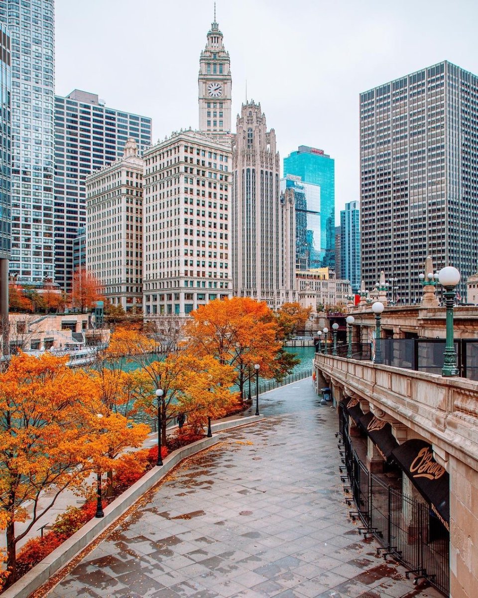 It's tough to beat the views of an October walk down the Riverwalk.

📸: @ borntoseephoto