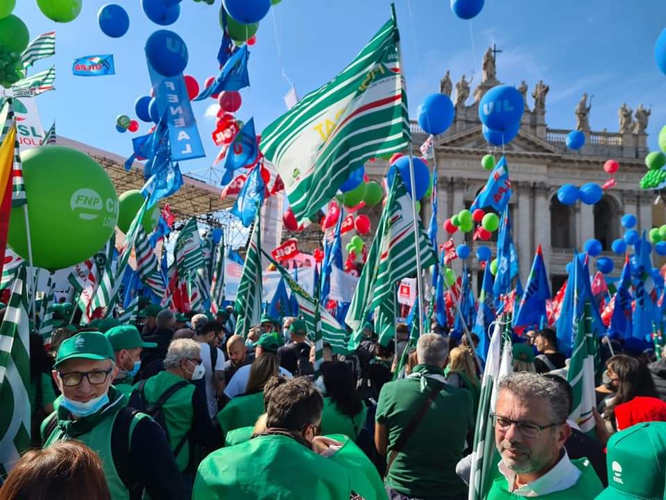 silviarusso196's tweet photo. Una piazza bellissima, il sindacato confederale presidio di democrazia. La Cisl c'è #CgilCislUil https://t.co/NdCXb1NS5k
