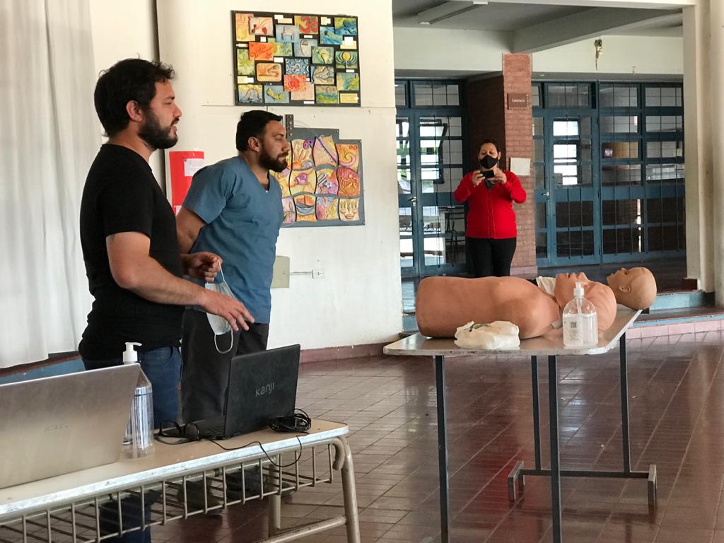 GustavoAroma's tweet photo. Acompañamos a jóvenes del programa #Egresar en #Maipú en su capacitación sobre RCP y Primeros Auxilios.
Continuamos facilitando herramientas fundamentales para la vida en comunidad.
#CapacitarnosSalvaVidas https://t.co/rQVXp1jXtm