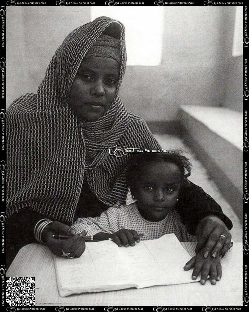 OldAswanPics's tweet photo. صورة لسيدة نوبية تساعد ابنتها في المذاكرة سنة 1998 https://t.co/p5ODI0s6ht https://t.co/NmkyYuMjhk