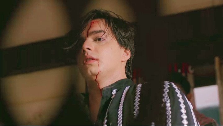 Sonali_momo_'s tweet photo. This scene has a separate fanbase!! 

Injured kartik, that helplessness but still trying to defend himself

Brilliant performance by @momo_mohsin 

MOHSIN MADE KARTIK ICONIC
#MohsinRuledITVAsKartik https://t.co/jlYkzMs2Z2