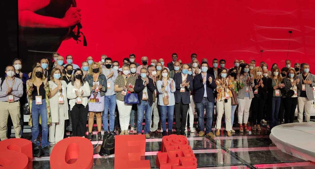 G_Caballero_M's tweet photo. No #40CongresoPSOE, a delegación socialista galega comprometida co proxecto progresista e de esquerdas liderado por @sanchezcastejon. Socialistas galeg@s para seguir e avanzar.

Orgullo socialista 🌹🌹🌹🌹

#Avanzamos_ https://t.co/kFVKDoVwMR