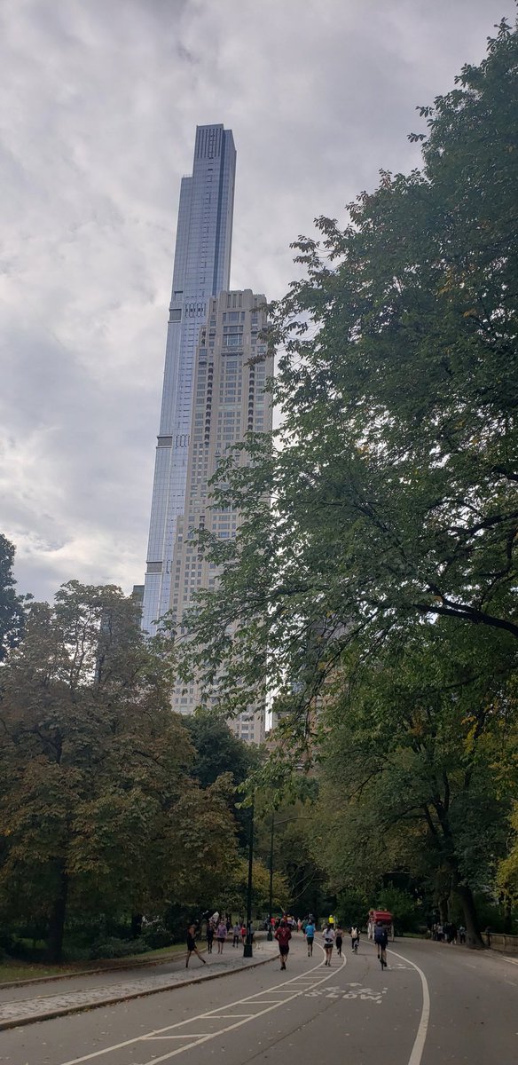 Plus haute tour au monde. Un 100 metres carrés  vient de se vendre 28 millions.  57eme street