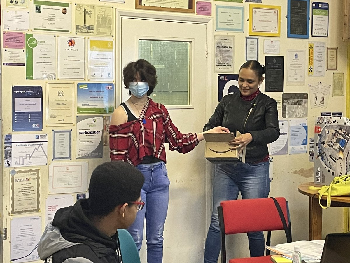 WHYCNunhead's tweet photo. Group 4 exploring #mindfullness with @SarahTReiki today. #beditation #whatsinthebox #breathe #grateful to @JPFoundation for funding this. Certficates from @dotbschools coming soon! #youthwork https://t.co/esaldInktS