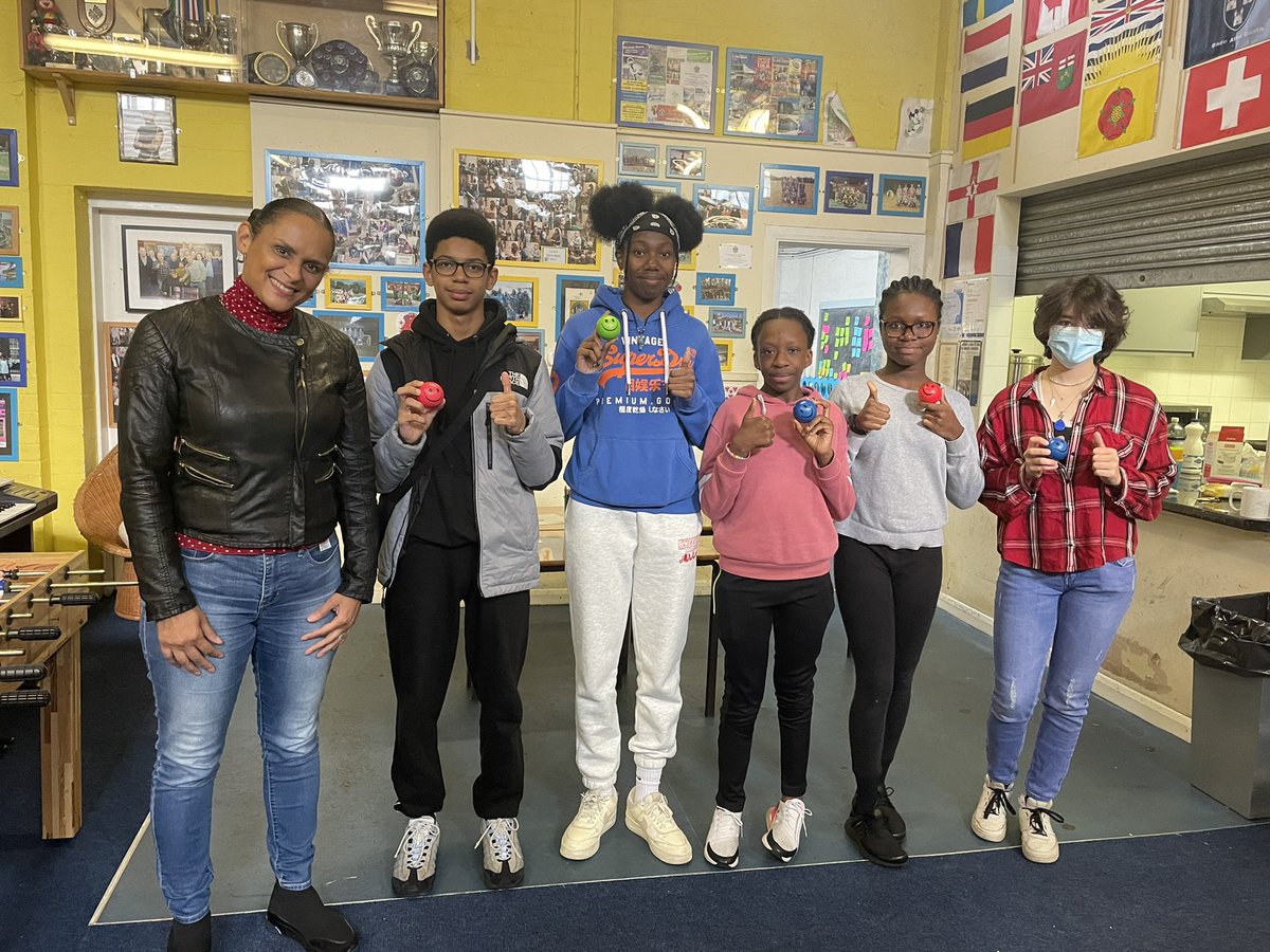 WHYCNunhead's tweet photo. Group 4 exploring #mindfullness with @SarahTReiki today. #beditation #whatsinthebox #breathe #grateful to @JPFoundation for funding this. Certficates from @dotbschools coming soon! #youthwork https://t.co/esaldInktS