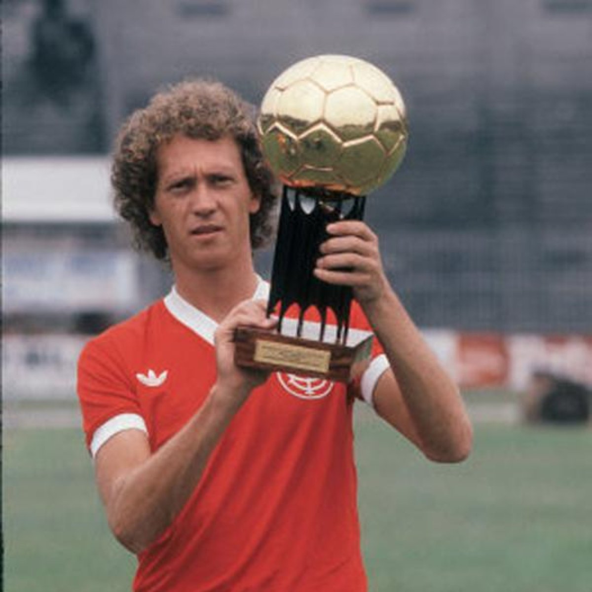 Hoje está de aniversário o maior camisa 5 da história do futebol brasileiro. Rei de Roma e melhor jogador que já vestiu a camisa do Internacional. Parabéns, Paulo Roberto Falcão.