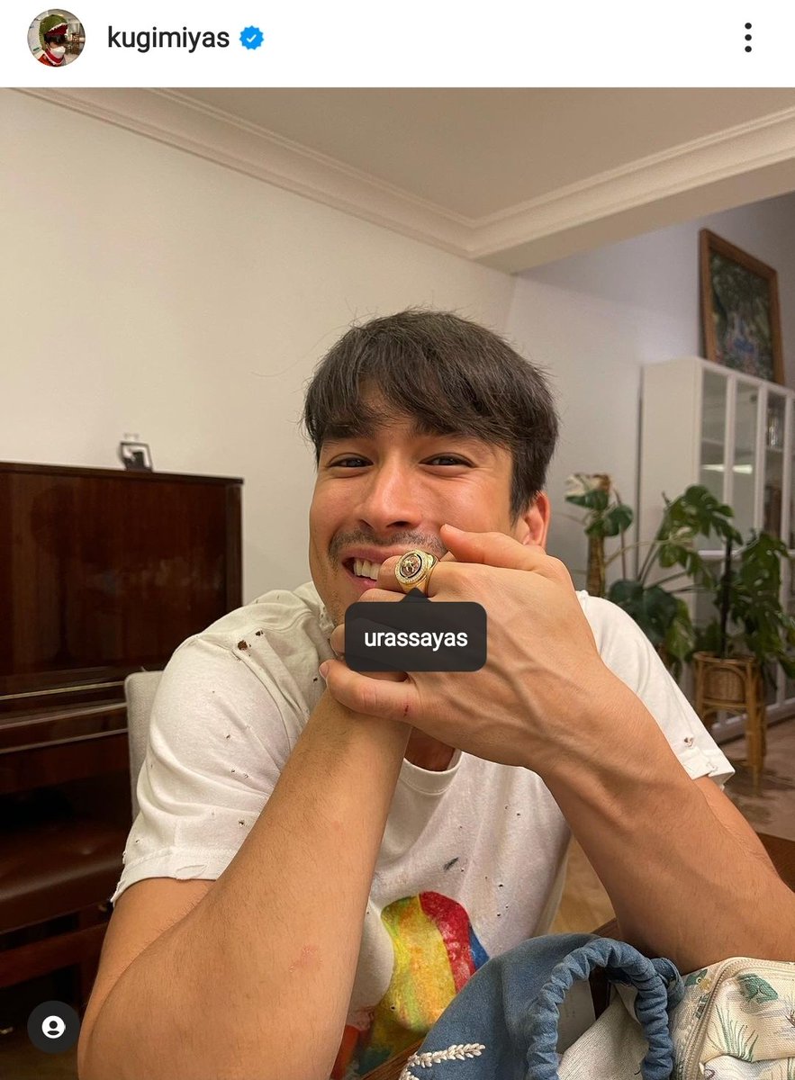 YadechCLover's tweet photo. The piano in the background where they were singing Orbit. The replica of the T-shirt he made for her, for her birthday. The painting that he gave her for their 9th anniversary. Heck, even the plants. 😭😭😭 I'm a mess rn https://t.co/gPmSDSB1uB