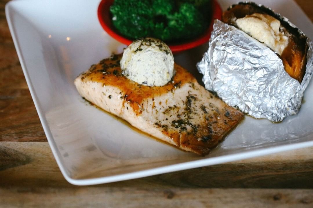 Eat13Bones's tweet photo. Happy Saturday, y'all! Dine in, or order to-go! Call 336-786-1313 or 336-719-0486 - Order online at https://t.co/eFoQKvFmAU or https://t.co/gyPZ5HKccO! - #13Bones #MountAiry #SurryCounty https://t.co/F4pvwFEahK