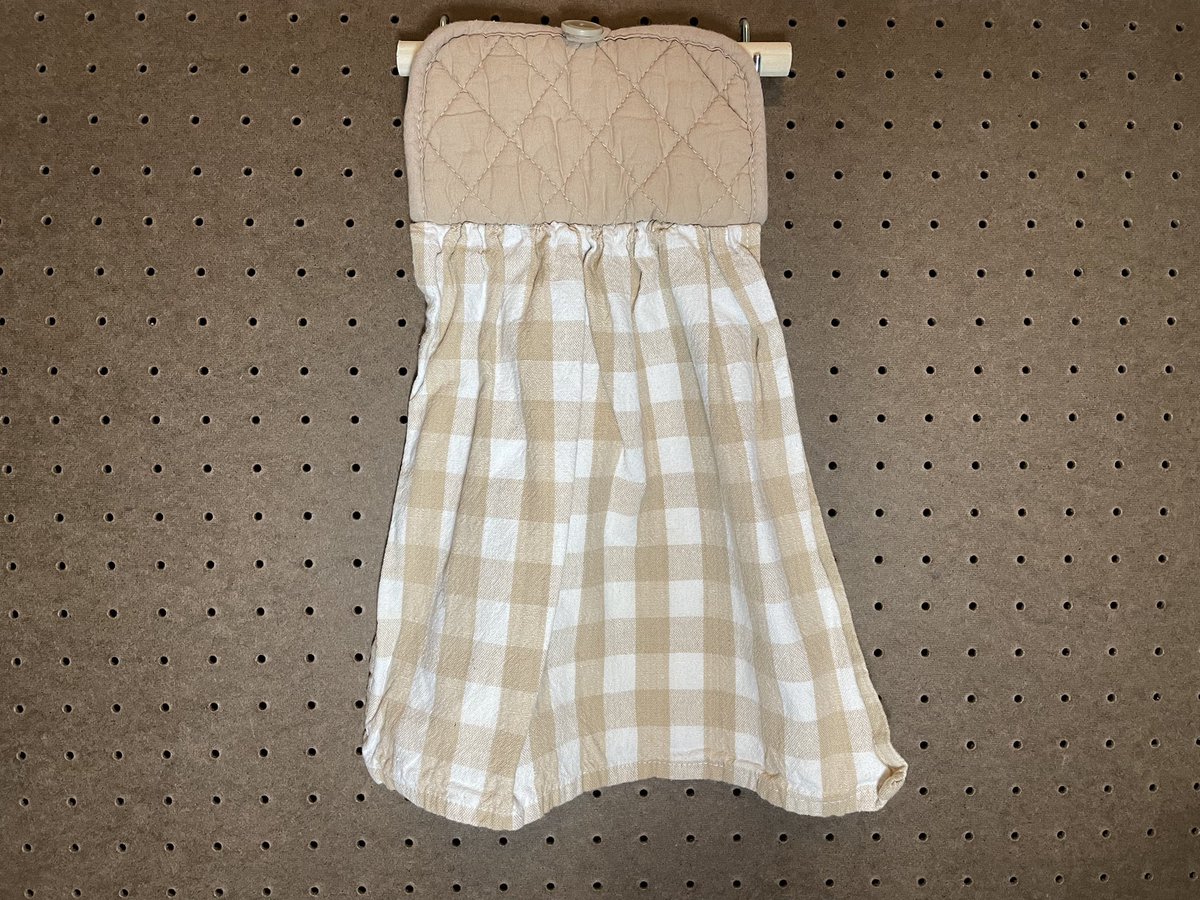 NicHandmadeMN's tweet photo. @kash2krazyllc I’m Nicole from NicolesHandmadesMN and I add toppers to hand towels so they can hang on handles without falling off! I just added cute Autumn towels today 🍂
https://t.co/BIqda39yg7 https://t.co/cIVMUU4wHs