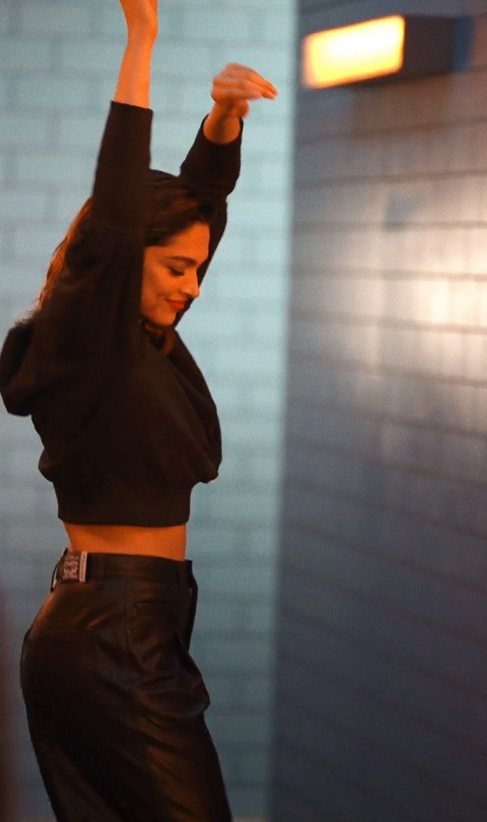 bestofdpadukone's tweet photo. deepika padukone x levi's 

[behind the scenes] https://t.co/qNw2jbLokb