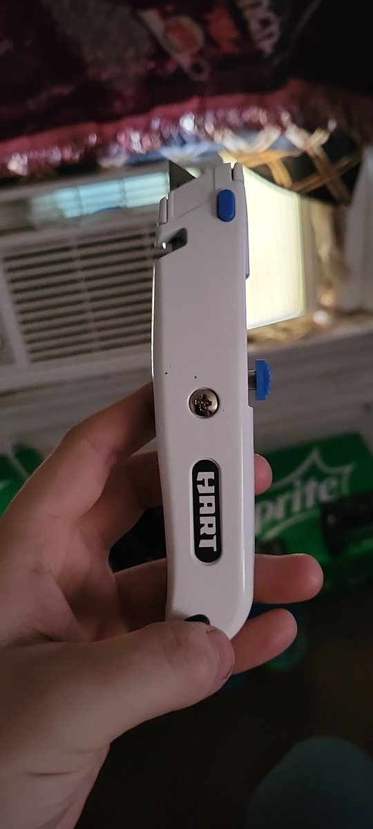 dansieger89's tweet image. @harttoolsusa how do you make a utility knife with the blade sticking out of it after you put the blade in? Do you just like putting holes in pockets and making people bleed? #DoItWithHART