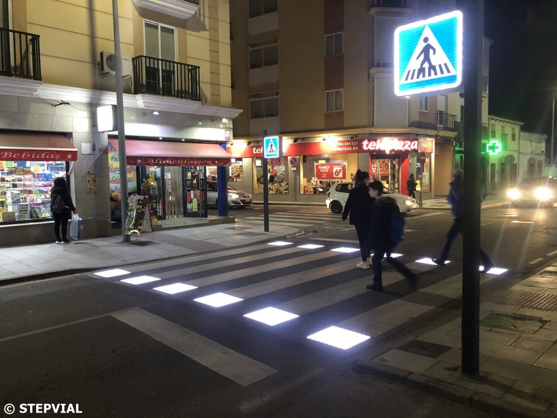 Megatv_py's tweet photo. #MiranaUnPoco💥 | Recorre las redes📳

😱En España y otros países se extiende la estrategia de colocar a los extremos de las franjas peatonales, unas placas lumínicas con sensores que alertan a conductores sobre un peatón. A vos, ¿qué te parece?🤔🙊

🛣️#Tendencia #Megacadena https://t.co/quSDXXdTpy
