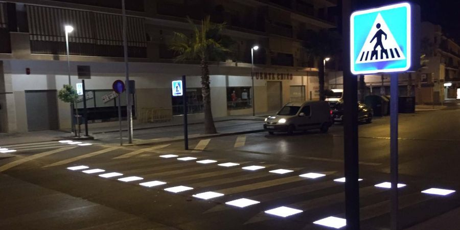 Megatv_py's tweet photo. #MiranaUnPoco💥 | Recorre las redes📳

😱En España y otros países se extiende la estrategia de colocar a los extremos de las franjas peatonales, unas placas lumínicas con sensores que alertan a conductores sobre un peatón. A vos, ¿qué te parece?🤔🙊

🛣️#Tendencia #Megacadena https://t.co/quSDXXdTpy