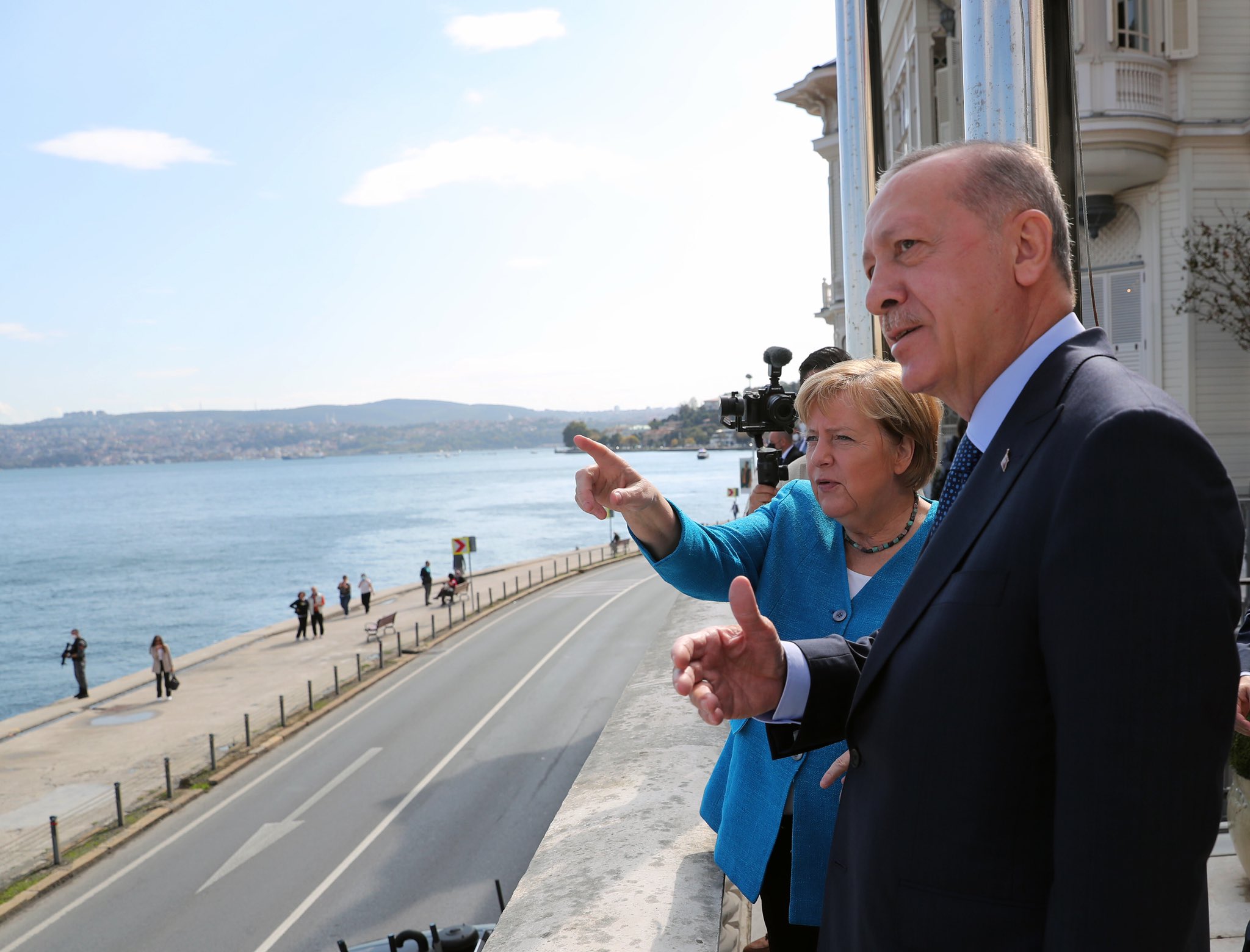 Erdogan und Merkel blicken gemeinsam auf den Bosporus.