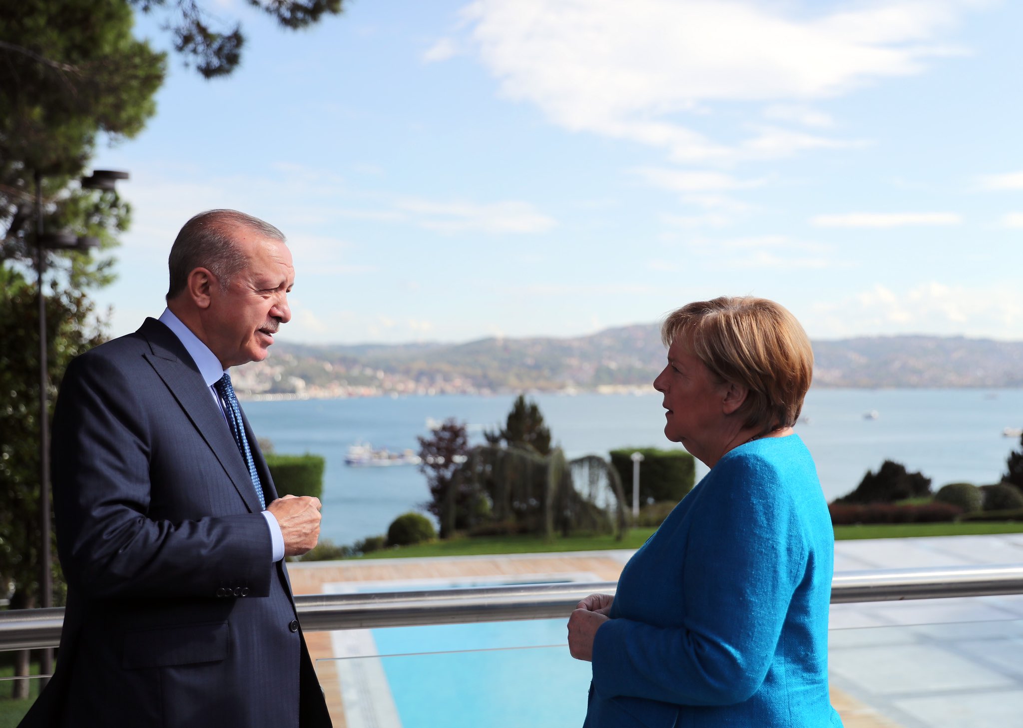 In ihrer letzten Reise in die Türkei verabschiedet sich Bundeskanzlerin Merkel von Präsident Erdogan.