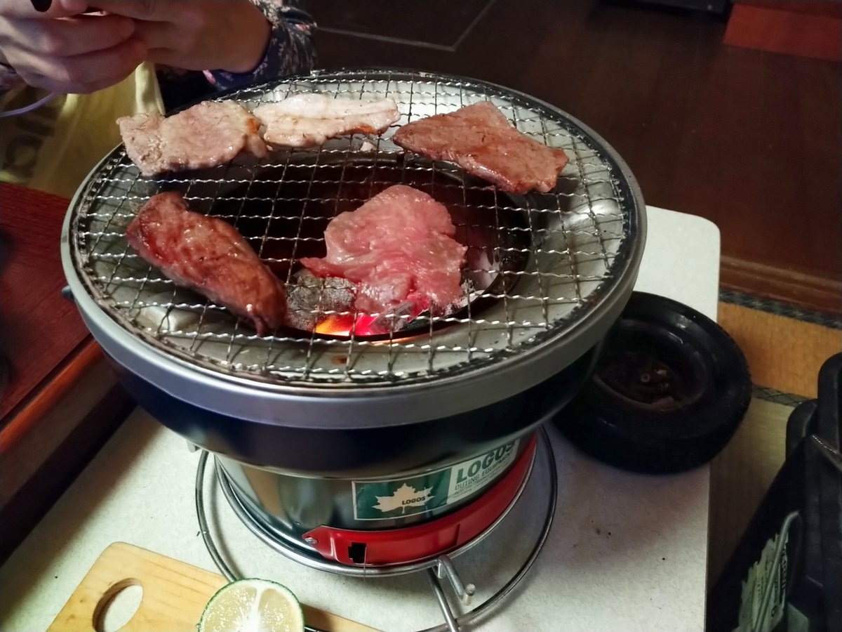madcockey's tweet photo. 久し振りに早出多数の週6失禁だった週末なんで半額冷凍ストックで焼肉でコロナビールw
雨でデッキ焼肉でもないし思い立ってLOGOSの七輪を出して来て炭焼♪
#コロナビール
#savecorona
#焼肉
#週末祭り
#炭焼
#おうちキャンプ https://t.co/nTDqlnYL1G