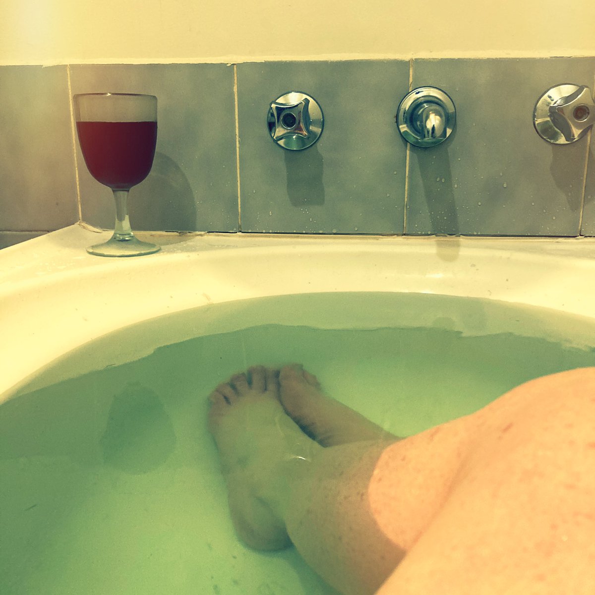 gomichild's tweet image. Tonight we combine #bathtime with #winetime

#melbournelockdown