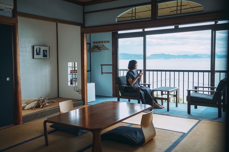 moron_non's tweet photo. 岡山県・デニムアパレルと泊まれるデニム屋「ITONAMI」愛着の高い状態をデニムで作る

連載日本工房探訪にて、ITONAMIのものづくりを取材いたしました👖

2019年オープン時から気になっていた児島の泊まれるデニム屋「DENIM HOSTEL float」へもお邪魔しました⛰
▶︎https://t.co/MJexy83SS5 https://t.co/NLBchOTY0T