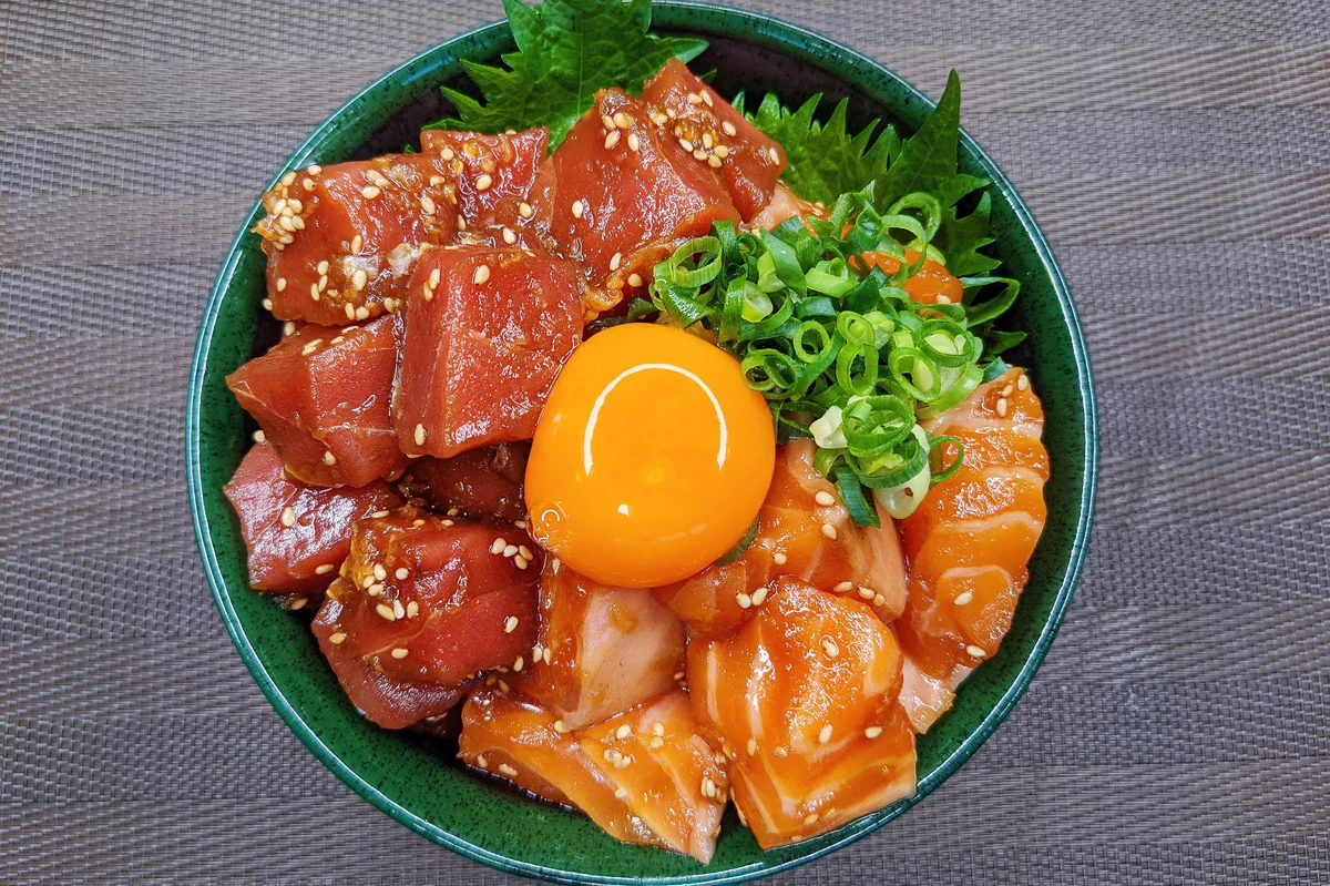 贅沢気分を味わいたいときにもぴったりそう！サーモン&マグロを使った「漬け丼」レシピ！