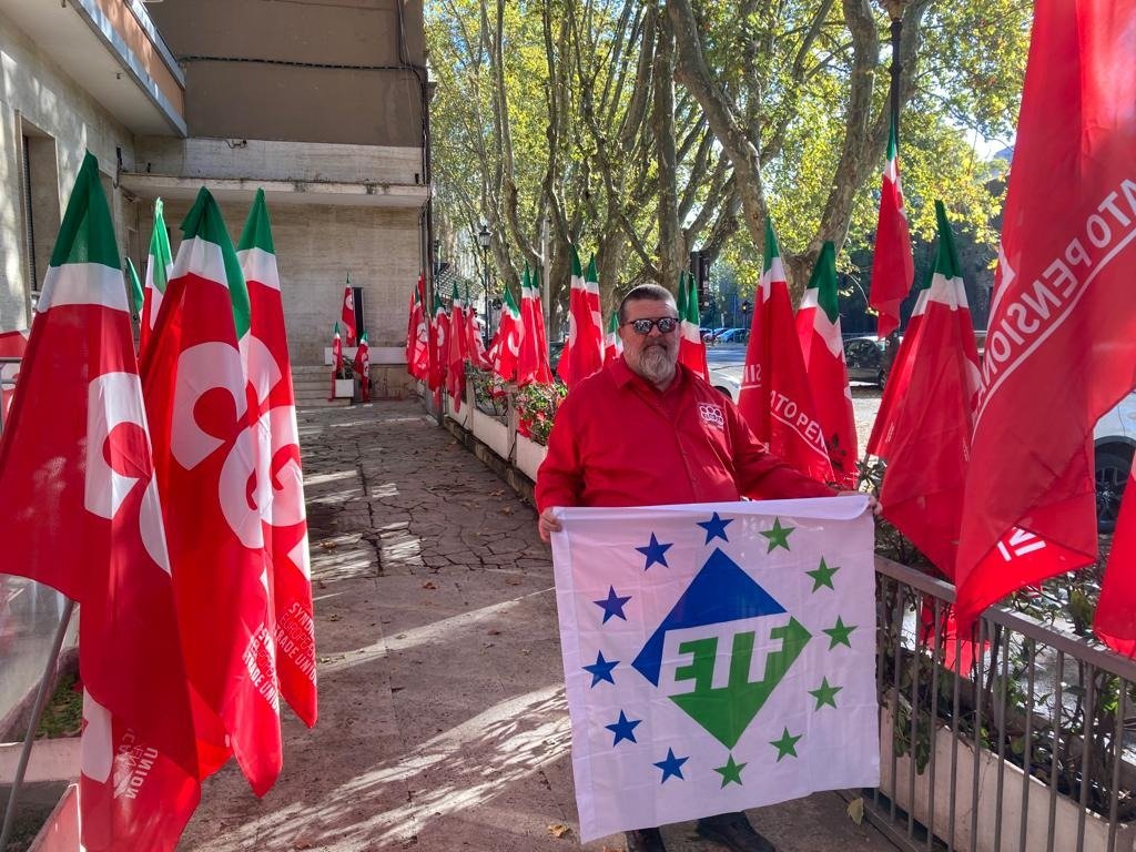 ETF_Europe's tweet photo. ✊ETF President @frankmoreelsETF in Rome today to stand strong with @cgilnazionale against last weekend's far-right attack &amp; say NEVER AGAIN to fascism!

✊We stand together with our 🇮🇹brothers &amp; sisters to defend #DEMOCRACY and trade union values!
#Maipiufascismi #Siamotutticgil https://t.co/Yf5EnEyTWy