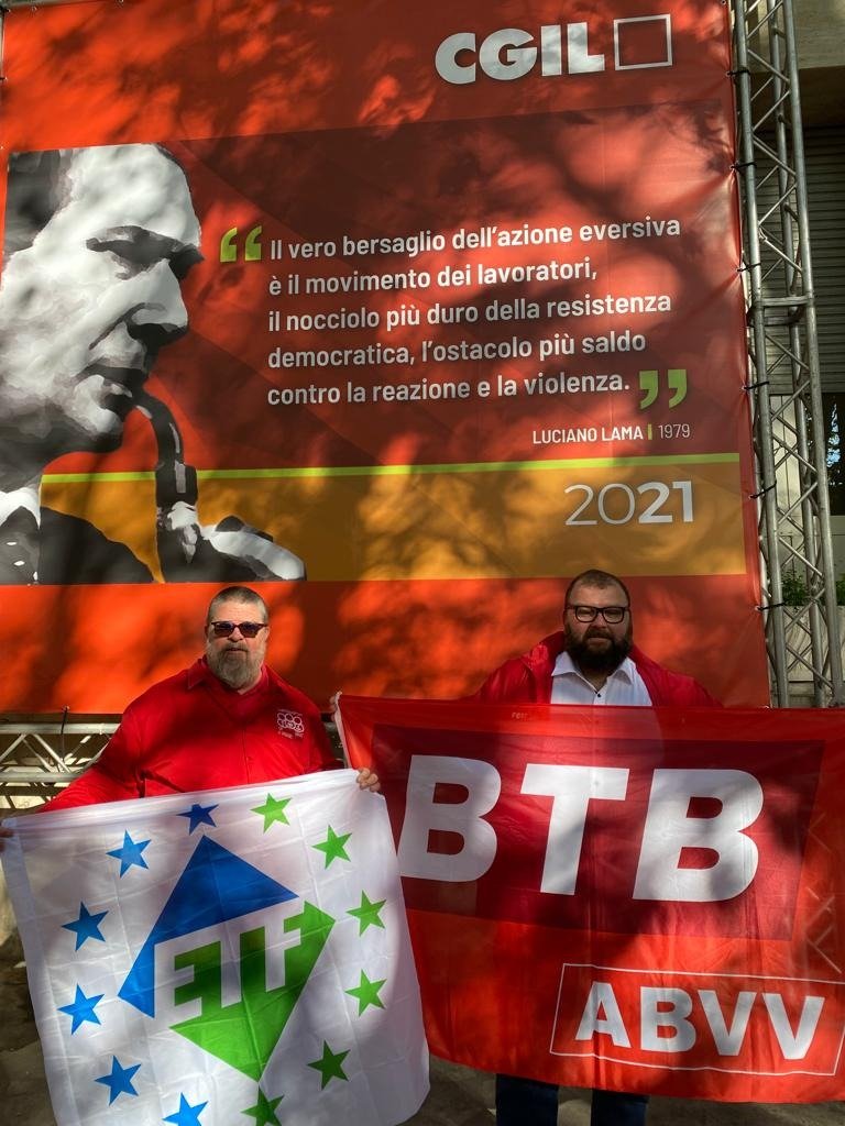 ETF_Europe's tweet photo. ✊ETF President @frankmoreelsETF in Rome today to stand strong with @cgilnazionale against last weekend's far-right attack &amp; say NEVER AGAIN to fascism!

✊We stand together with our 🇮🇹brothers &amp; sisters to defend #DEMOCRACY and trade union values!
#Maipiufascismi #Siamotutticgil https://t.co/Yf5EnEyTWy