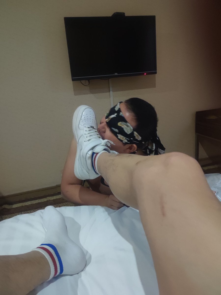 playxxoo's tweet photo. 骚狗给主人刷鞋。 https://t.co/XBxISjQszj