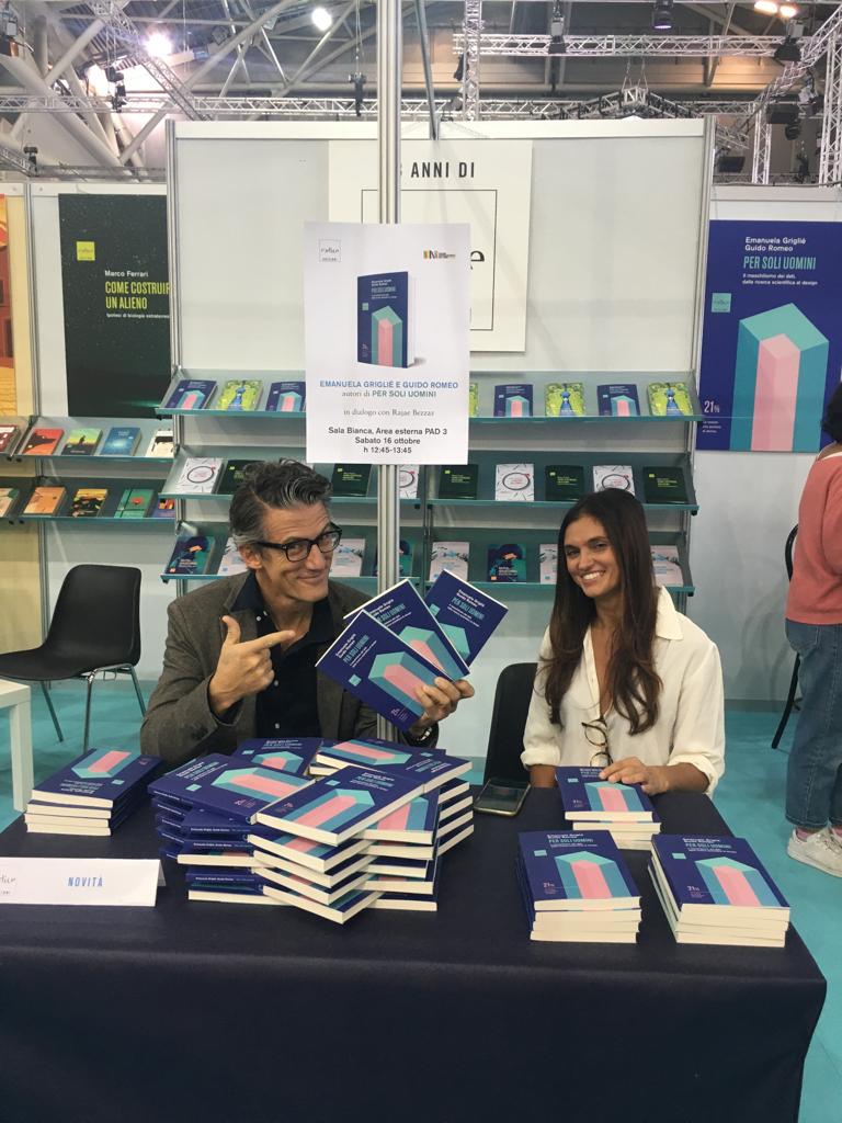 codice_edizioni's tweet photo. Come farsi scappare l'occasione di avere una copia di Per soli uomini firmata dagli autori @emgriglie e @guidoromeo?! 
Tra poco li trovate anche in Sala Bianca al @SalonedelLibro, moderati da @BezzazRajae https://t.co/C9mPi6nXmj
