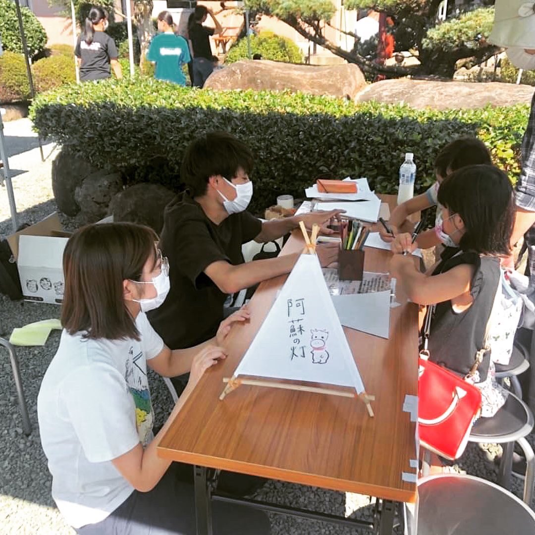 asonoakari's tweet photo. 10月11日

～灯物語の進捗～

今回は
菊池市の菊池スマイル食堂にて

こども食堂の設営のお手伝いをさせていただきました🙇‍♂️🙇‍♂️

そして、20枚ものメッセージをいただきました！（感謝🔥）

まだまだメッセージは募集中です！
DMにてメッセージのご協力の連絡お待ちしております！
#灯物語
#阿蘇の灯 https://t.co/PSOhseGOr0