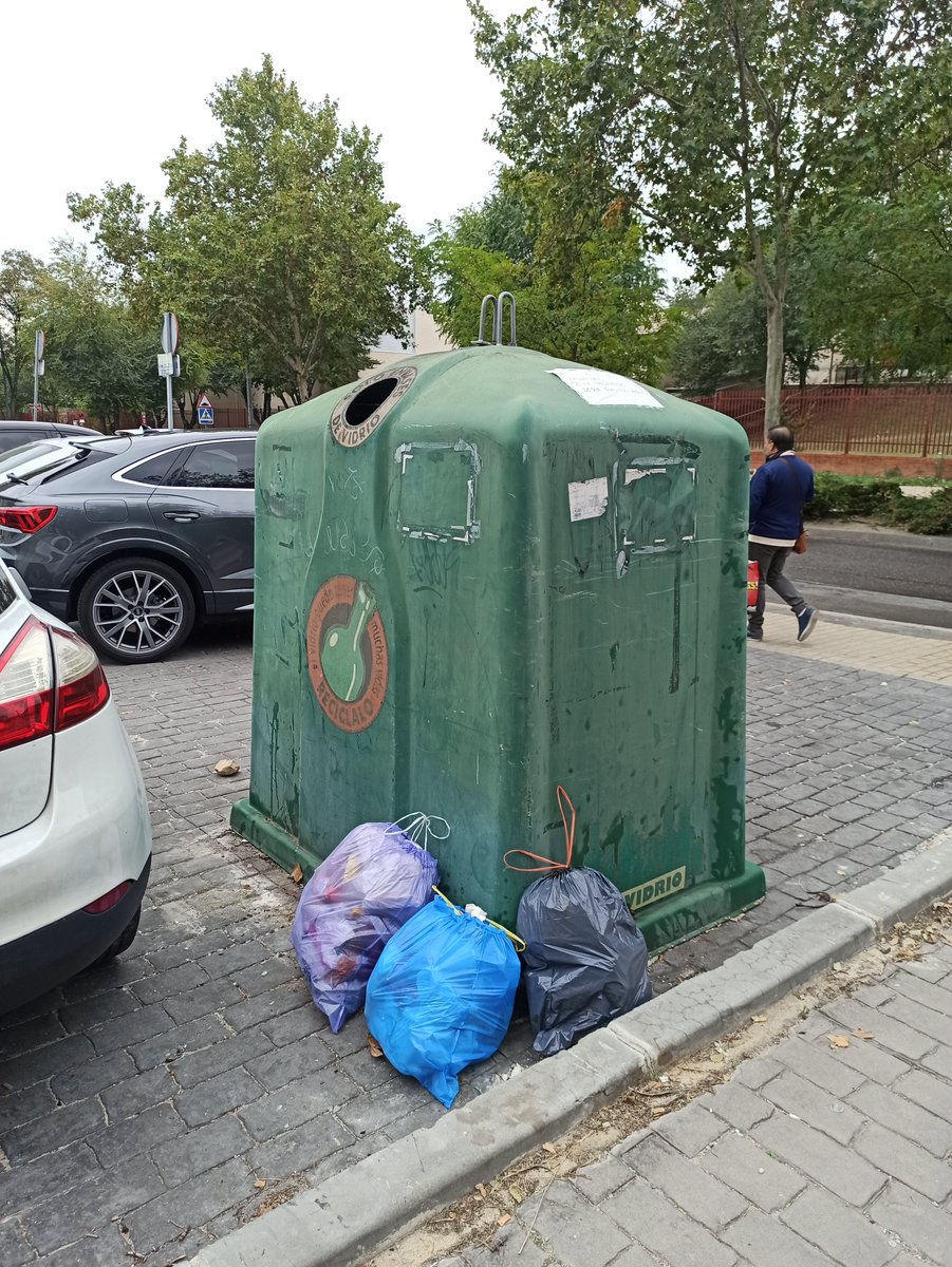 ZGValcarce's tweet photo. Avda. Matapiñonera. Lo de este contenedor es un drama! Día sí y día también con bolsas de basura. Nadie puede multar a la gente que la deja ahí? Ya que tenemos vecinos incivicos por lo menos recaudar dinero...@sansecomunica @AngelbuenacheCs @MPerdiguero_ @NarcisoSanse @psoesanse https://t.co/rRV7sTHV7m