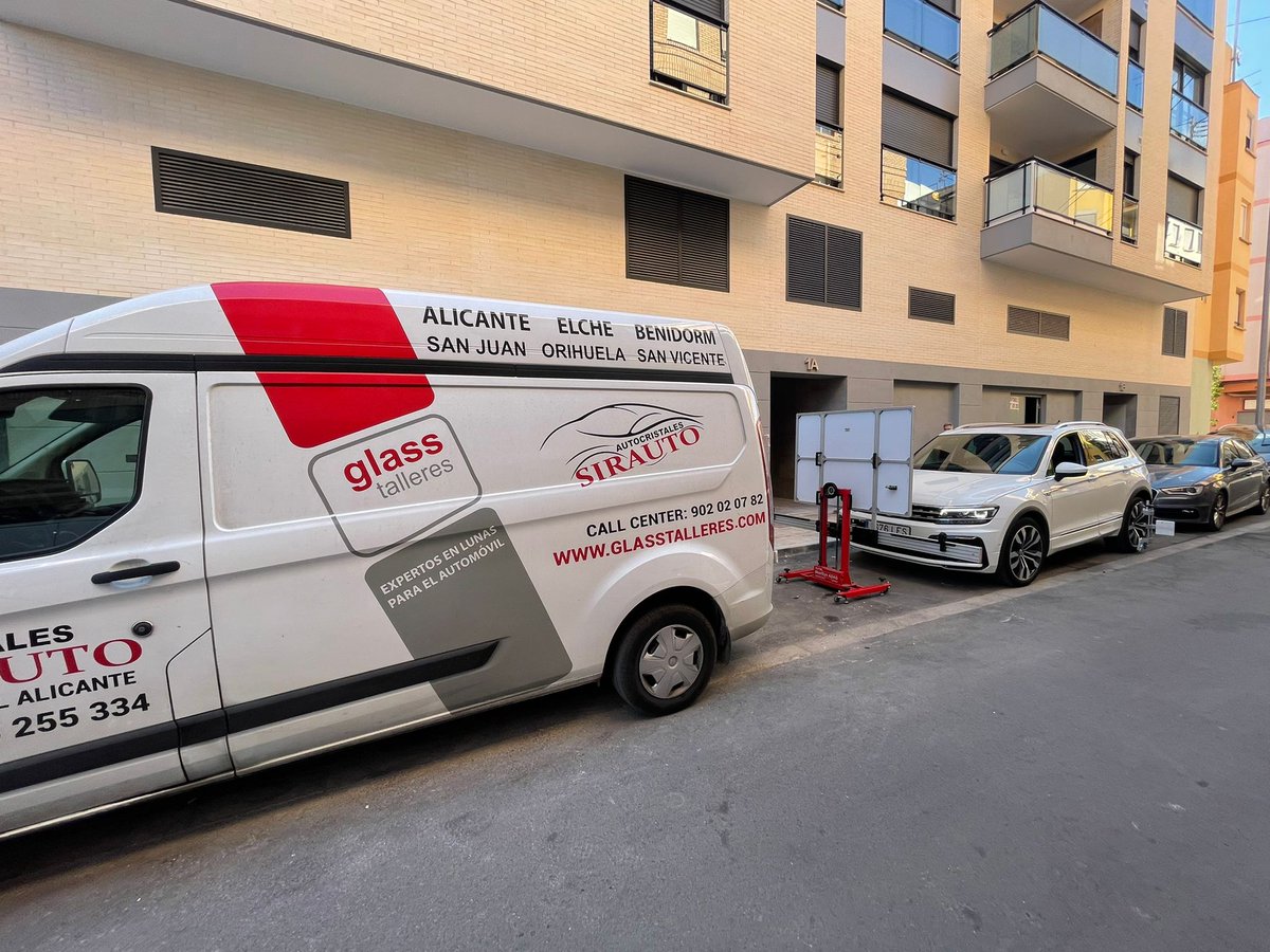 Siempre cerca de tí. Unidad Móvil,realizamos sustitución de parabrisas y calibrado de cámara ADAS (detección de peatones,cambio de carril, frenado automático).*Calibrado a domicilio siempre y cuando las condiciones sean óptimas 965 255 334 www. autocristales-sirauto.es