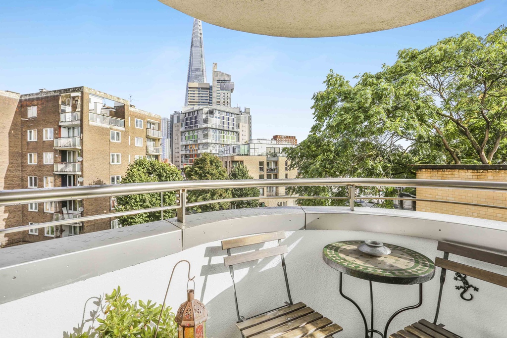 McMahonPartner's tweet photo. Beautifully presented one bedroom apartment for sale in Empire Square South, Borough, London, SE1. 

#londonliving #londonlife #londonrealestate #londonproperty #realestate #estateagent #londonestateagents #londoncity #livinginlondon #design #southwark #Zoopla #Rightmove https://t.co/l6TpNP3Mf4