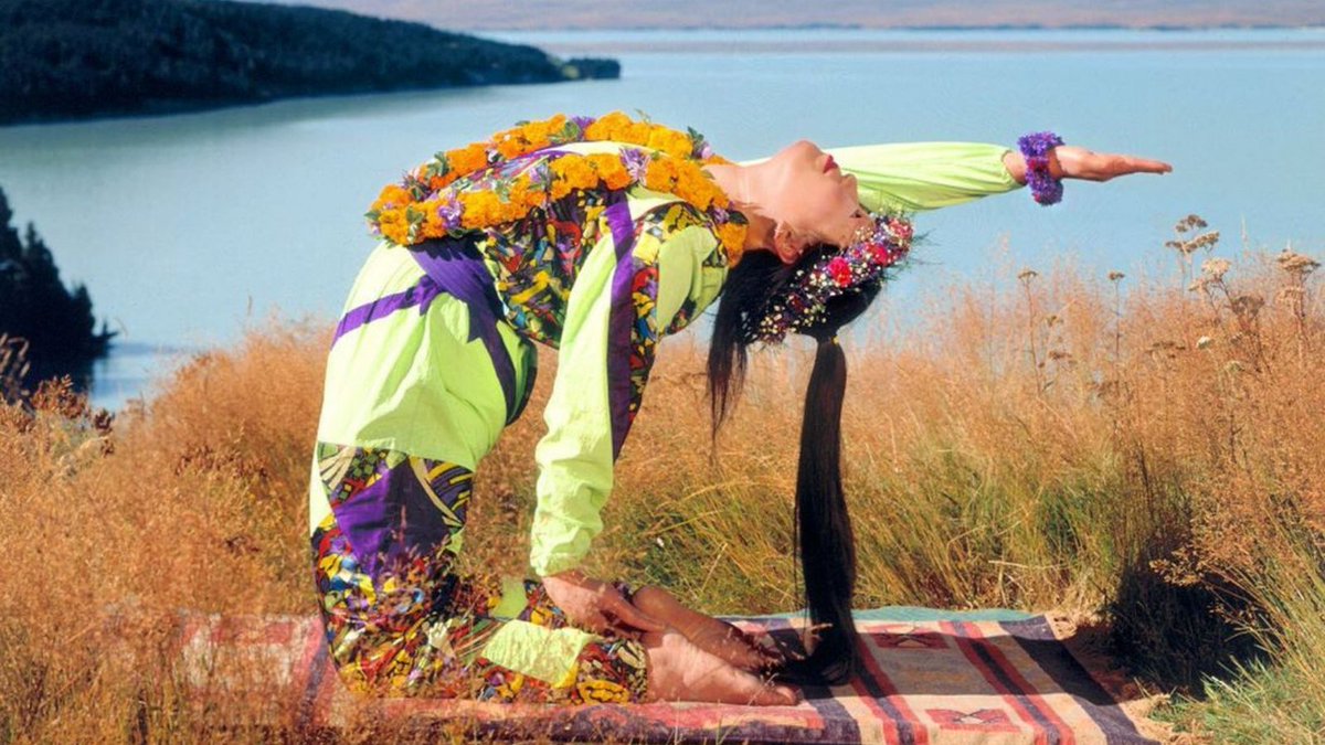 WaiLanaYoga's tweet image. Camel Stretch feels wonderful as it expands &amp;amp; opens the front of the body, perfect for counteracting hours of sitting. You don’t have to bend backward as far as in this picture to get the benefits...
Check out #yoga videos: hubs.li/H0Zmj290