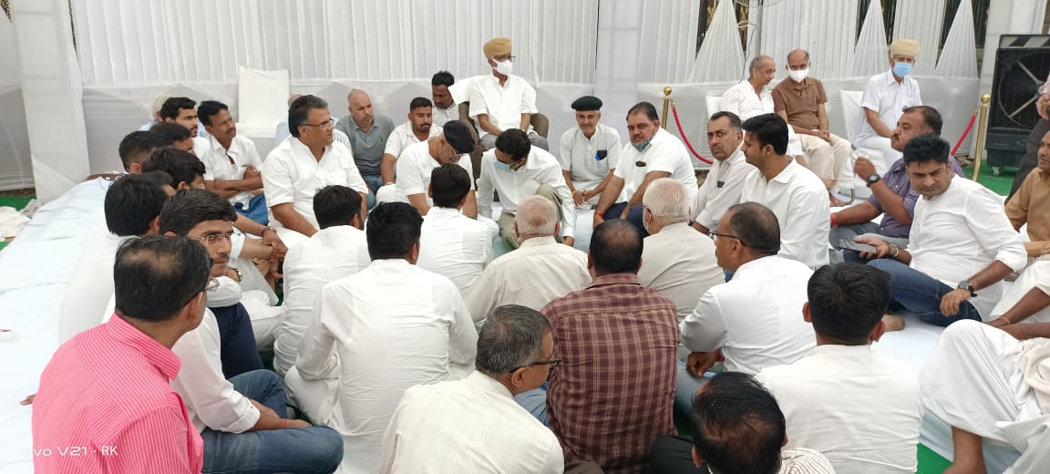 danaramofficial's tweet photo. केंद्रीय जल शक्ति मंत्री श्री @gssjodhpur जी की पूज्य माता जी श्रीमती मोहन कंवर चांपावत जी धर्मपत्नी श्री शंकरसिंह जी महरोली के निधन पर उनके निवास स्थान अजीत कॉलोनी, जोधपुर पहुंचकर श्रदांजलि अर्पित की और शोक संतप्त परिजनों को ढांढस बंधाया। https://t.co/LgcI4115b5