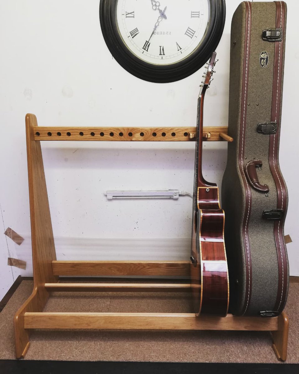 stand_made's tweet image. End of another week and our latest rack for storing guitars alongside their cases (with leather cushioned channels and movable neck rests)....

🇬🇧 #oak #bespoke #guitarstands #guitarstorage #handmadetoorder #madeinengland #madeinshropshire #oakfurniture #bespokefurniture