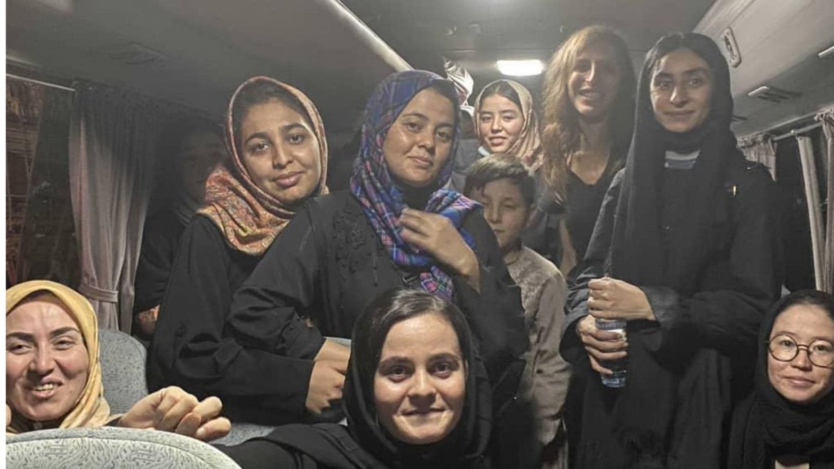 Juhu! Eine weitere #Afghanistan-Evakuierung ist via Bus geglückt.

Dank der #KabulLuftbrücke sind jetzt u.a. Bergsteigerinnen, die sich mit uns für Mädchenrechte eingesetzt haben, in Sicherheit.

Du willst helfen? Dann unterstütze die #Luftbruecke: kabulluftbruecke.de