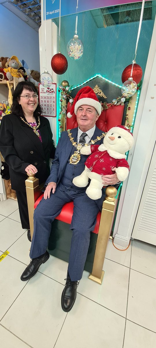 #BwdMayor Really honored. Mayor visits Secret Santa shop. Approves of our in store Santa's throne, buys goods AND donates £25 to sponsor a child's Christmas sack. Thanks so much.