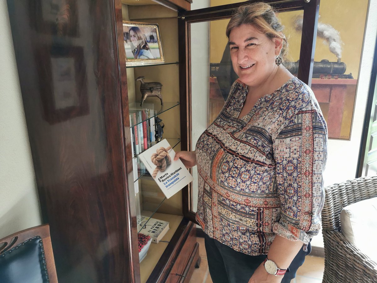 Avui la Marta <a href="/roviramartinez/">Marta RoviraMartínez</a>, sociòloga, ens ha regalat i dedicat el seu llibre "La transició franquista" <a href="/Ed_Portic/">Pòrtic</a>. 
Està a la vitrina de la sala, junt amb altres exemplars d autors amics que han visitat la casa. 
Moltíssimes gràcies, Marta! 
#amicsdelbosc