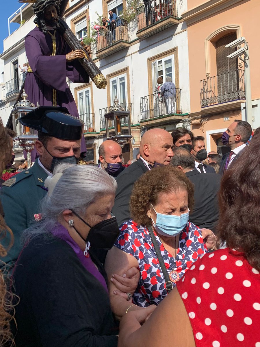 alebreviati's tweet photo. Para esto sale el Señor de Sevilla a la calle. Mi abuela va en silla de ruedas, han parado al señor delante suya, la han levantado y la han puesto frente a frente con él. Después de las pérdidas que hemos tenido por el covid … qué falta hacía que escuchara sus plegarias. Gracias https://t.co/VXL3A4Va8m