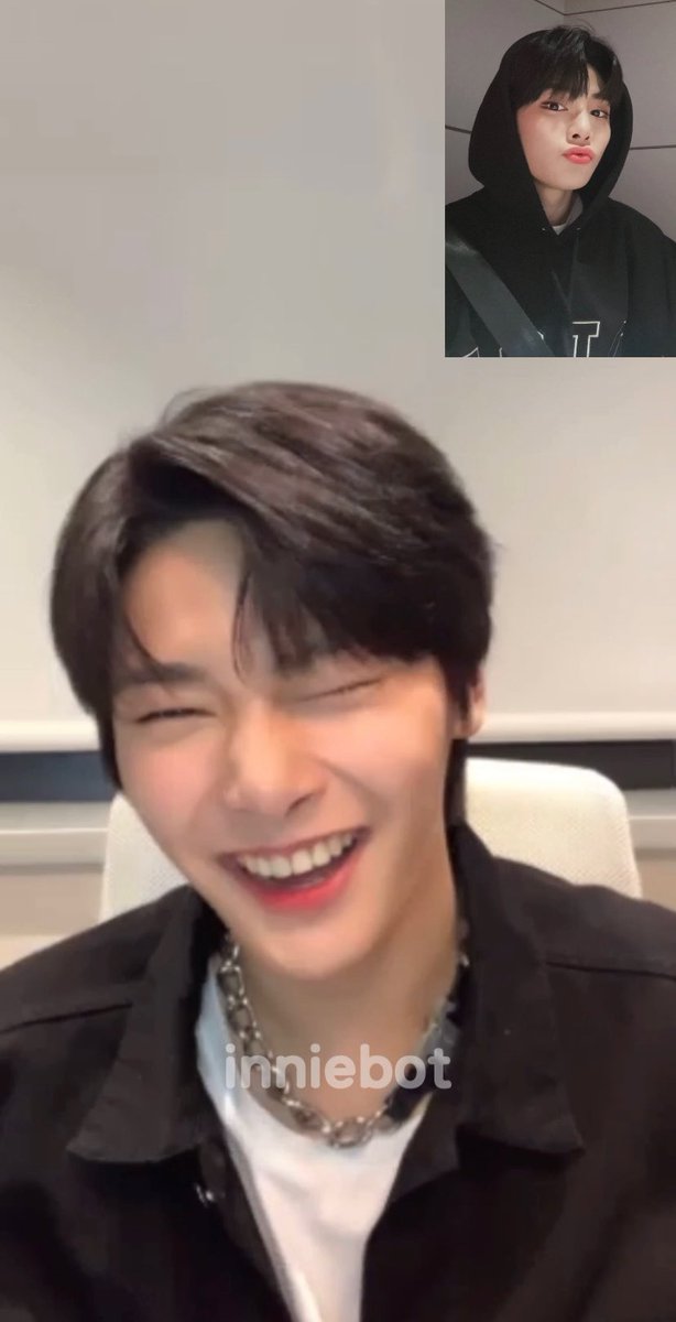 inniebot's tweet image. 211016 jeongin withfans video call 🦊

bad quality pic but high quality man 😘😘😘 

#스트레이키즈 #아이엔