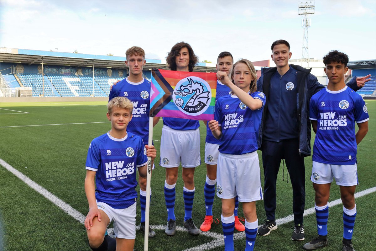 mijnfcdenbosch's tweet image. 🌈 𝗩𝗼𝗲𝘁𝗯𝗮𝗹 𝗶𝘀 𝘃𝗮𝗻 𝗶𝗲𝗱𝗲𝗿𝗲𝗲𝗻

De wedstrijd tegen @AlmereCityFC stond ook in het teken van een bredere LHBTI+ acceptatie. 

📸 Kees Vos Fotografie

#DBOALM #OneLove #VoetbalVerbindt