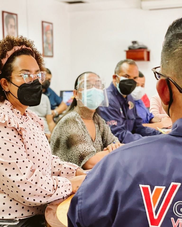 carolyshelena's tweet photo. ¡Maravilloso sábado mundo!

Ayer asumimos nuevas responsabilidades de cara a la pasión por el país que nos planteamos y las recibimos con la alegría de siempre, así que ahora nuevamente como presidenta del @INTUOficial estamos atentas ante la certeza de hacer Revolución. https://t.co/WOgHo3Hmk0