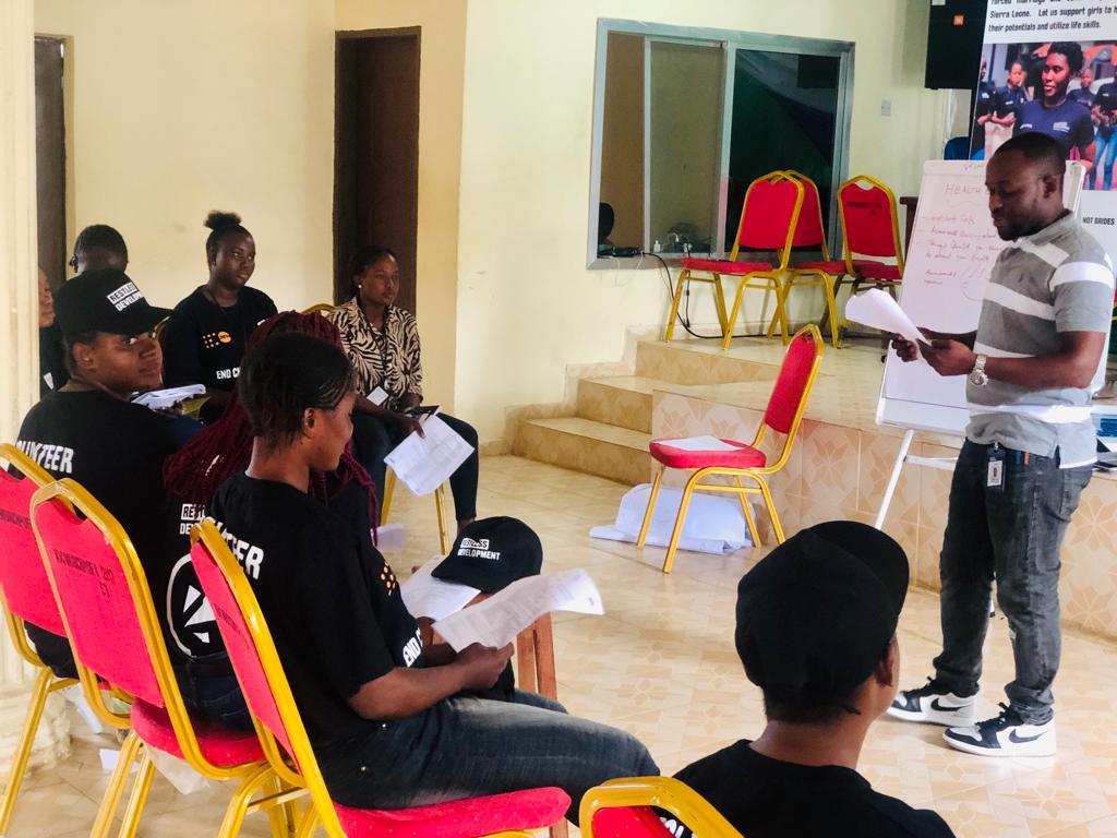 RestDevSalone's tweet image. Today is the 5th day of a 6 days Refresher Training of End Child Marriage Project Volunteers in Kabala, Koinadugu District. Some of the key topics covered include: Gender and Power, GBV prevention, Teenage Pregnancy, and how to conduct health education. 
#endchildmarriages
#SDG5