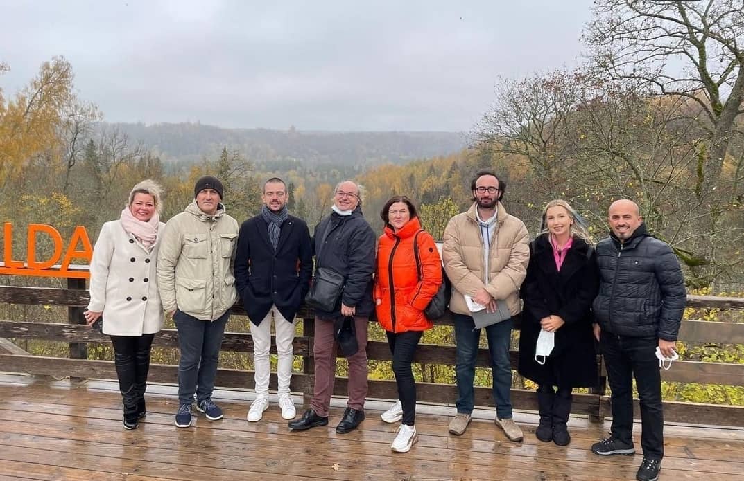 Özel Çeşme Bilgiç Anadolu Lisesi olarak "energyplus QUINTESSENCE erasmus+"adı altında  
2020-1 -FROI -KA201-080521 kodlu, ka201 kapsamındaki okul 
eğitimi stratejik ortaklıklarına dahil ERASMUS+ projemizin ilk  
hareketliliğini LETONYA'nın başkenti RİGA şehrinde gerçekleştirdik