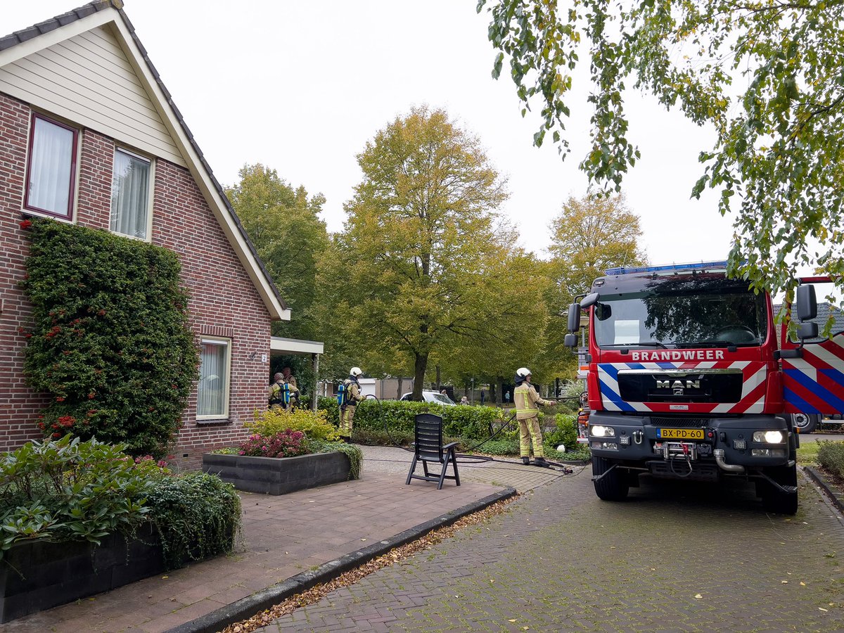 Boudewijn_Bos's tweet photo. Flinke rookontwikkeling bij keukenbrand, brandweer had de brand rap onder controle #vledder #brand #drenthe https://t.co/yIteL9MyZU