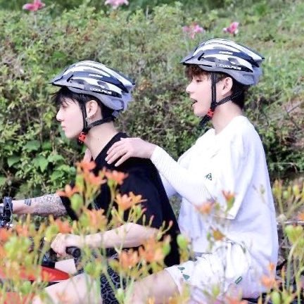 GUKVDETAILS's tweet photo. what if jungkook fixed taehyung's helmet this time too and we didn't see it https://t.co/PIIhqEBm2i