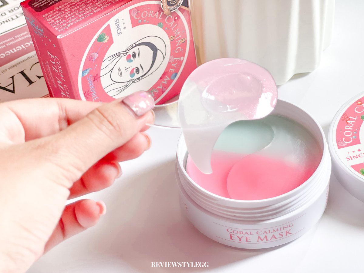 👀 ขอนำเสนอ eye mask สุดคิ้วท์ของ shangpree ยอมรับว่าซื้อมาเพราะมันน่ารักน่าใช้เลยอะ แบบสีชมพูฟ้าพาสเทลอะเนอะเนื้อมาสก์แบบมีประกายวิ้งค์ๆ ด้วยเแปะใต้ตาแล้วรู้สึกเย็นๆดี สูตร coral calming จะเป็นตัวล่าสุดที่ออกมา ช่วยเรื่องชุ่มชื้นกับริ้วรอย 💓 พรีมา 390.- งับราคาแล้วแต่ร้าน