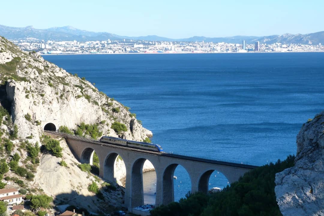 fantransport's tweet photo. Magnifique point de vue depuis Niolon sur la #LigneDeLaCĂŽteBleue et ses #TerSud_Sncf, le #ViaducDeLaVesse et sur Marseille (07/10/21).
#xter #X72500 #TerSud #TerPaca https://t.co/2gbUJHC2ew