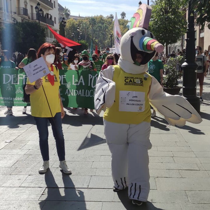 escuelasdecalor's tweet photo. Hoy junto a la @MVerdeAndaluza se oyen voces y tambores que gritan de nuevo:
“ #AulasSiSaunasNo @javierimbroda NO CUMPLE la #LeydeBioclimatizacion “ 
“@javierimbroda pon las pérgolas”
Hasta curro se ha echado a la calle hoy 😍 https://t.co/iI0VrkDn6E
