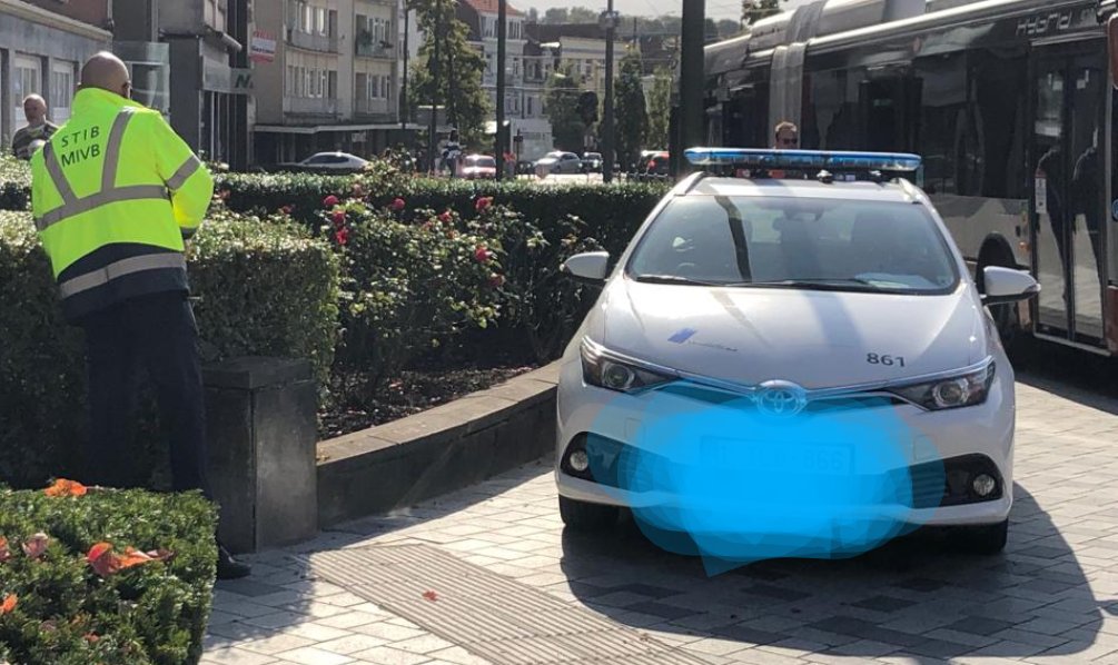 La mobilité selon <a href="/STIBMIVB/">STIB-MIVB</a> : Voiture 861 garée en plein sur le trottoir, l'agent fumant et téléphonant bruyamment aux copains en langue étrangère ! Bravo <a href="/fledune/">Ledune Françoise</a> <a href="/elkevdbrandt/">Elke Van den Brandt</a> et <a href="/Marie_thibaut/">Marie ThibautdeMais</a> pour ce bel exemple de citoyenneté ! #Stockel #Stib