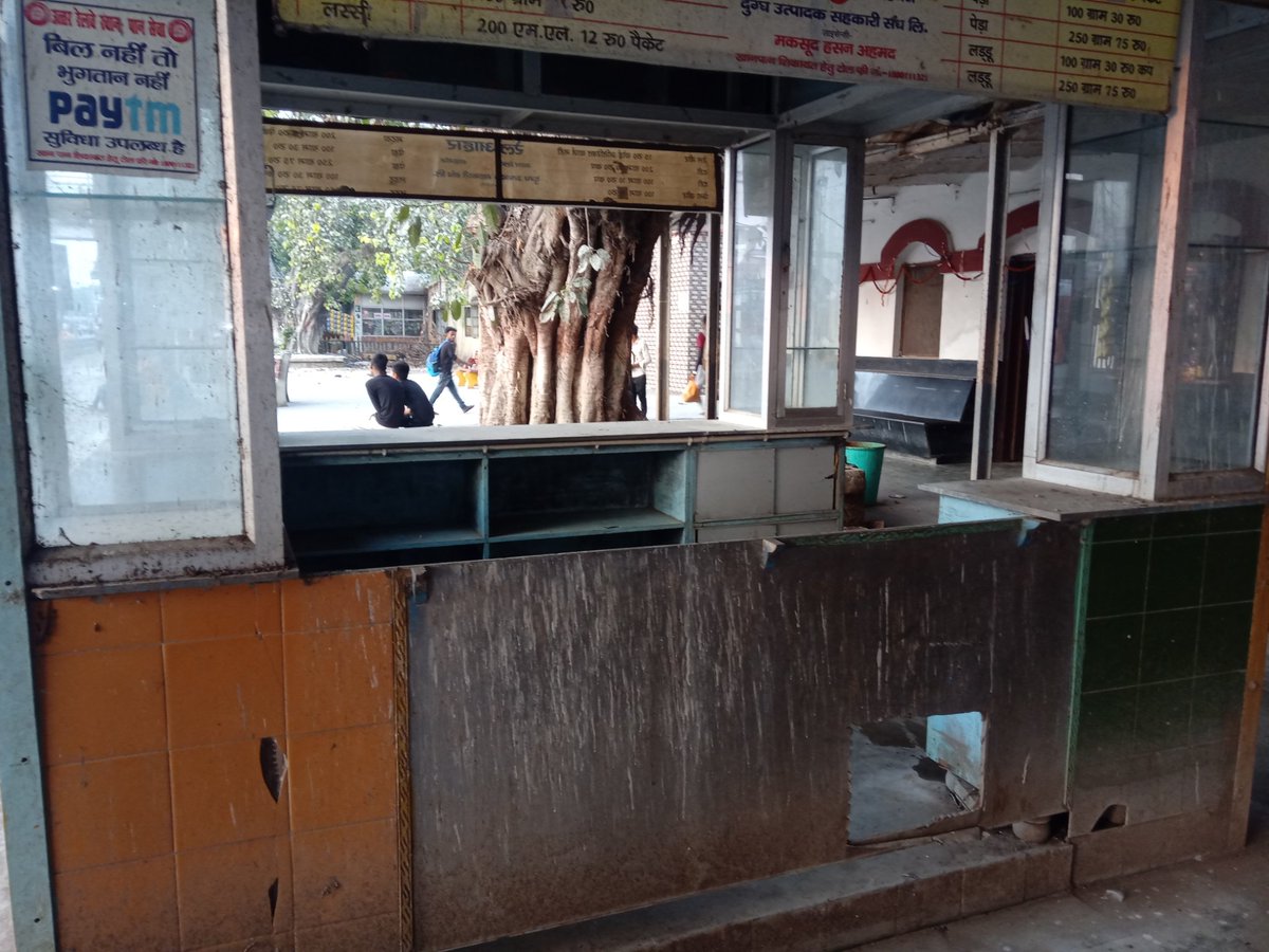 As a gentle citizen of U.P. @narendramodi @myogiadityanath @RailMinIndia please see the condition of shahgang junction in pic,there is no running display,no clean platform,no clean canteen.please do needful in this matter.